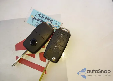 2010 Volkswagen New Beetle 2.5L z USA, uszkodzony, nr VIN 3VWRW3AL9AM003636